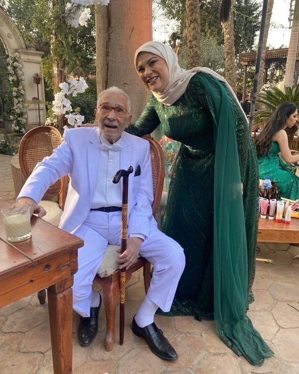 عبد الرحمن أبو زهرة وابنته في حفل زفاف حفيدته