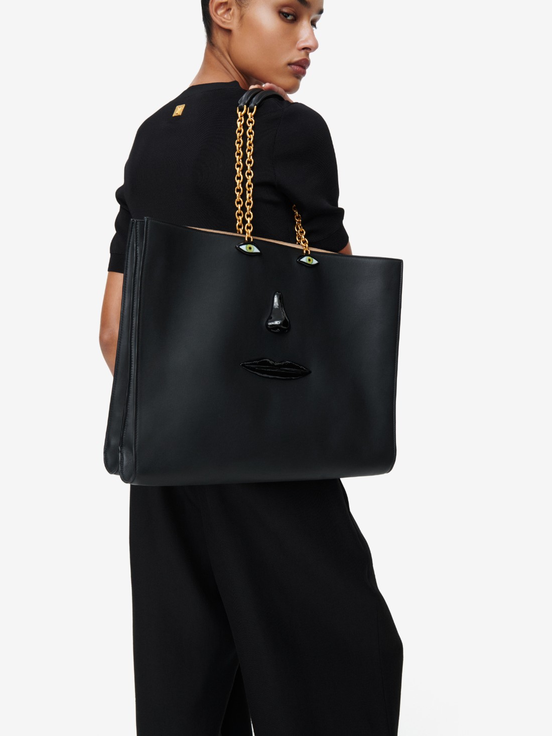 تصميم أكثر جرأة وهندسة معمارية يجعل من الحقيبة رفيقة يومية تُضفي لمسةً راقية