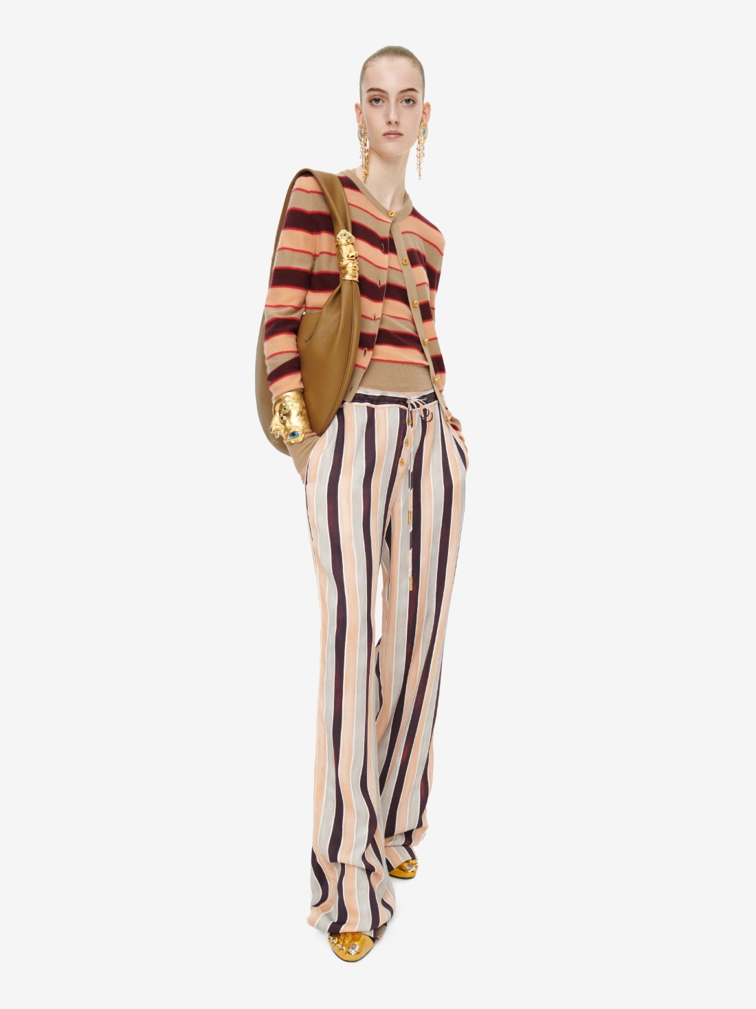 من تصميم Schiaparelli ‎‏ ‏