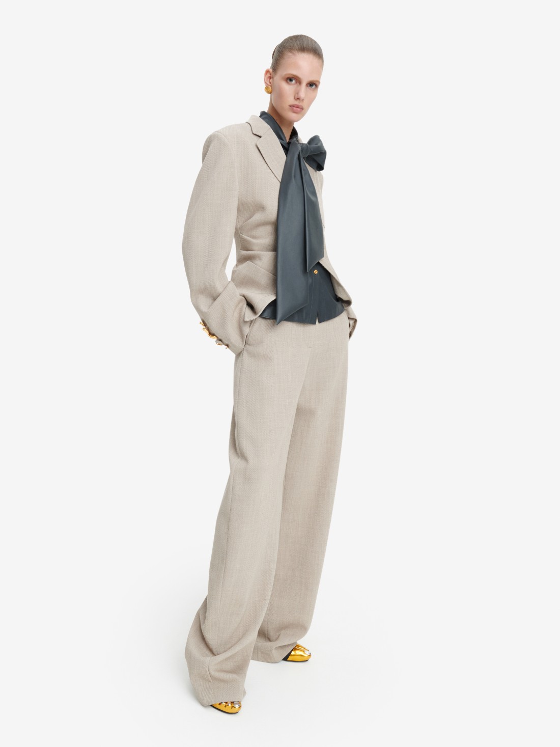 من تصميم Schiaparelli ‎‏ ‏