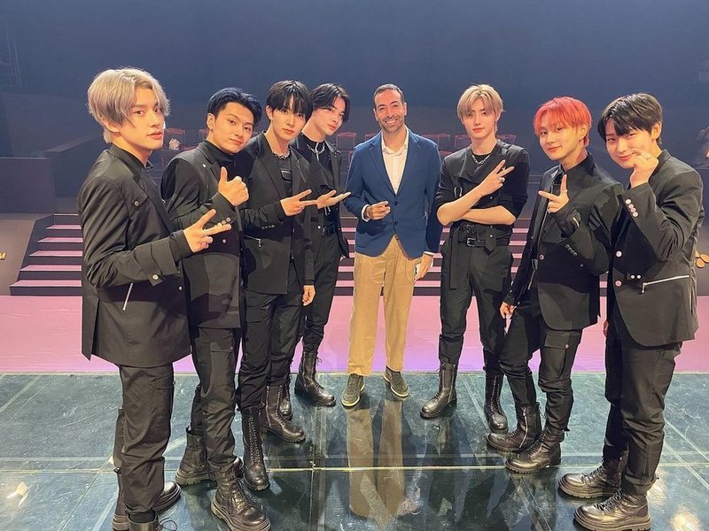 محمد التركي مع أعضاء فريق ENHYPEN انهايبين