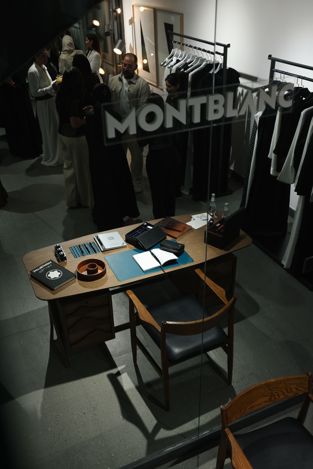  استضافت دار مون بلان Montblanc، بالتعاون مع مجلة "هي"، لقاءً حميماً في الرياض جمع نخبة من الضيوف من الموضة والفن والثقافة، ضمن تجربة مميزة من الحوار الإبداعي وتبادل الرؤى حول التصميم والسرد والحِرفة المعاصرة.