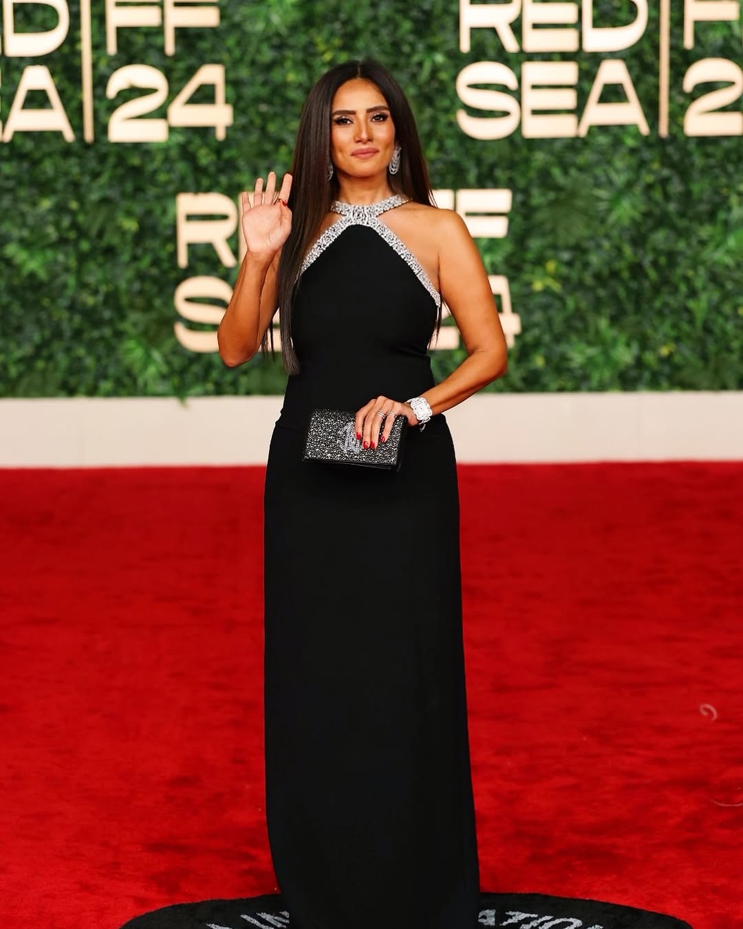 إطلالة زينة بفستان أسود في مهرجان البحر الأحمر