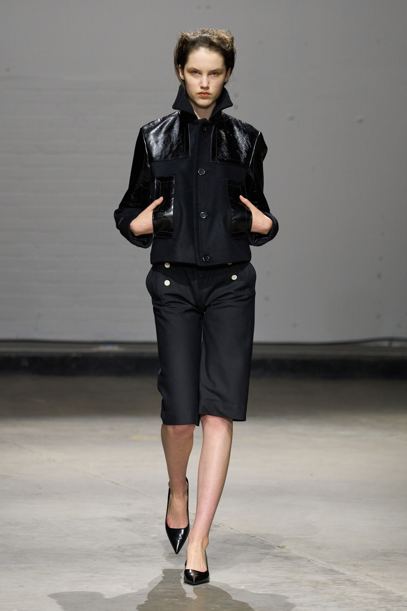 موضة البرمودا الجوخ باللون الاسود