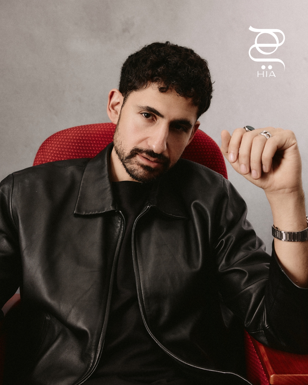 الممثل المصري البريطاني أمير المصري بعدسة "هي"