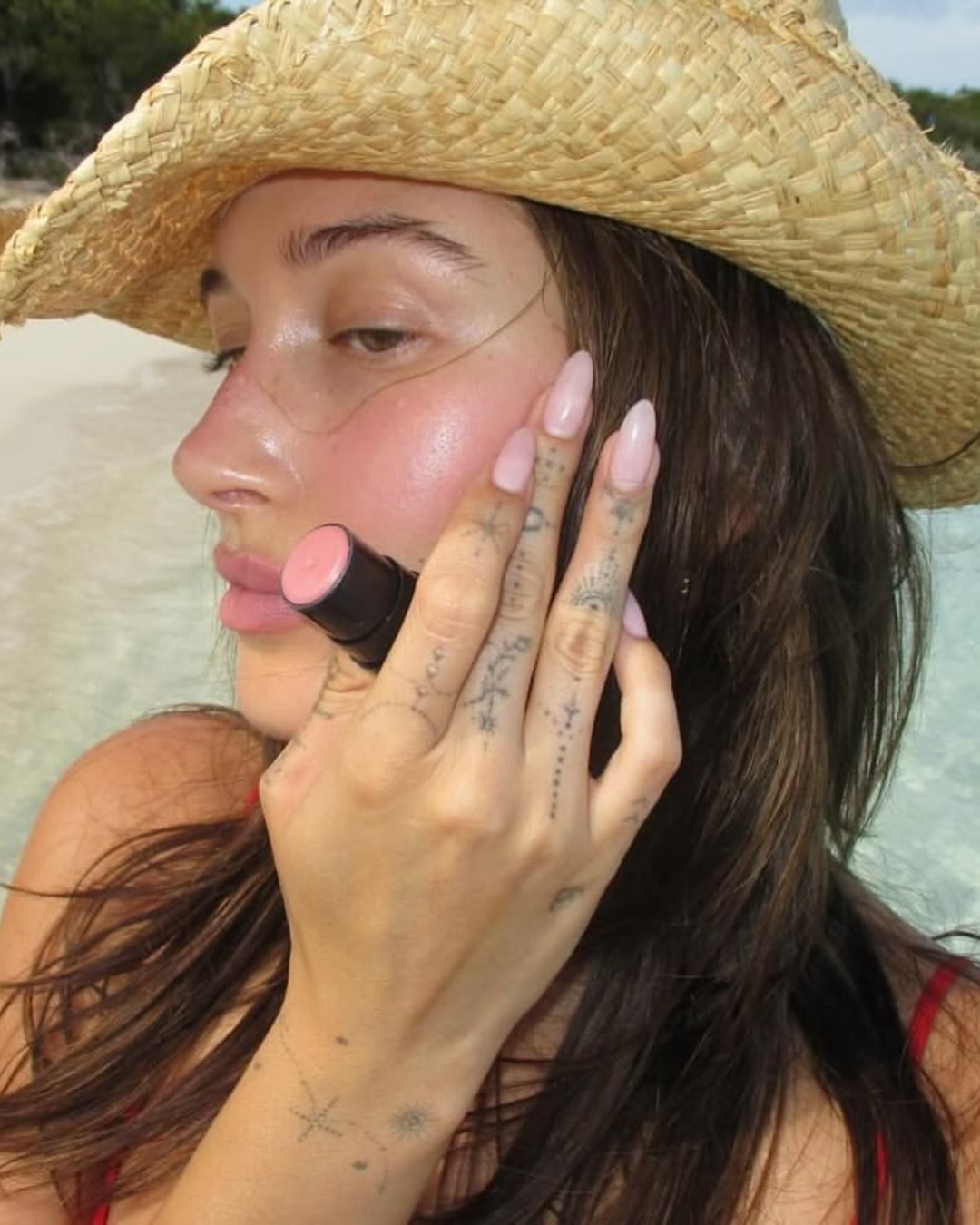 أظافر بتدرجات زهرية من وحي هايلي بيبر