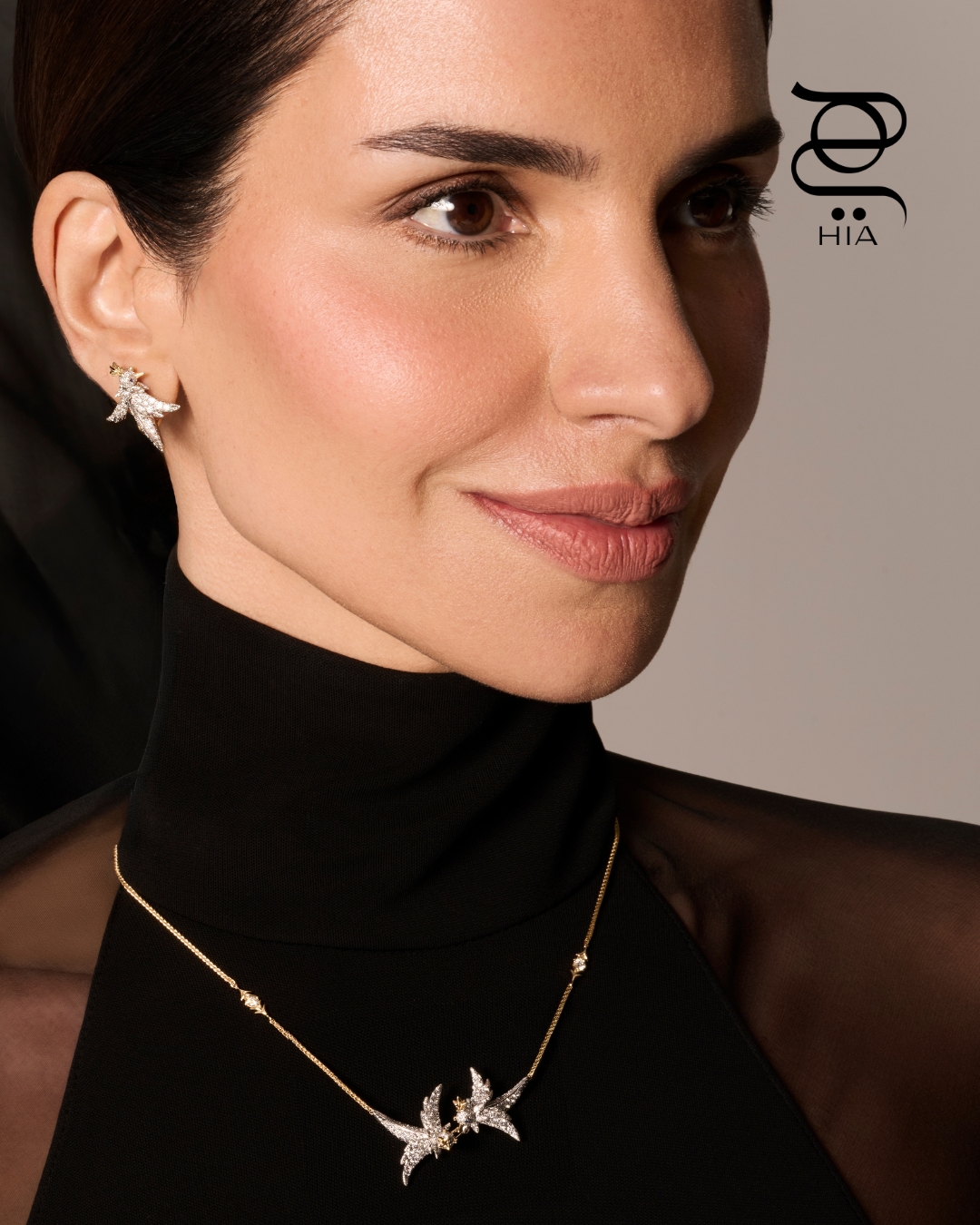 ‏"بيرد أون أ روك من تيفاني" ‏Bird on a Rock by Tiffany‏ ‏ أقراط "بيرد" من البلاتينوم والذهب مرصّعة بالألماس وقلادة "لوف بيردز" من البلاتينوم والذهب مرصّعة بالألماس جميعها من دار "تيفاني أند كو" .‏Tiffany & Co
