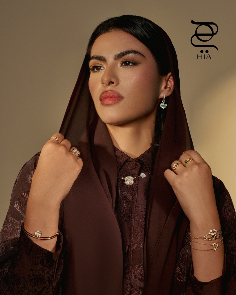 الرياضية در بالي بمجوهرات من مجموعة "لايس"Lace ، عقد وخاتمان من الذهب، والألماس، وعرق اللؤلؤ. من مجموعة "دوم"Dome ، أقراط أذن، وخواتم، وأساور من الذهب والألماس والمالاكيت. كل المجوهرات من "داماس"Damas . الإطلالة من BAHIAH