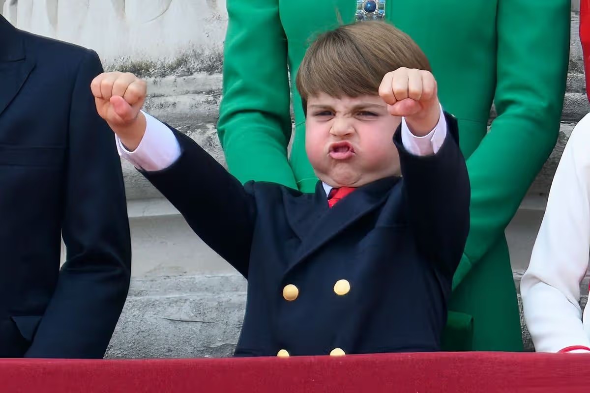  قام بتقليد حركات طياري الفريق الاستعراضي البريطاني بيده