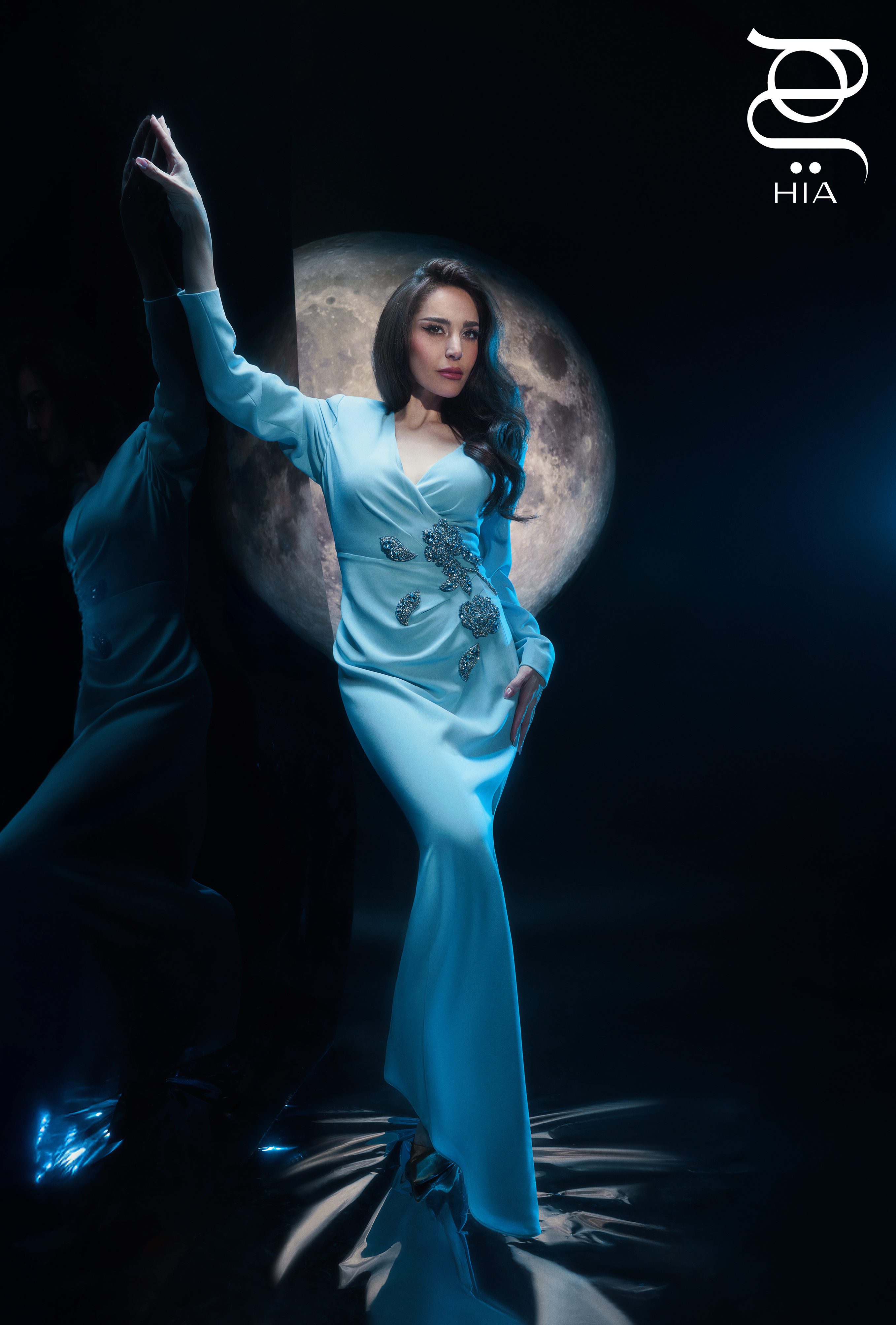 فستان من قماش الكريب مُزيّن بالكريستال