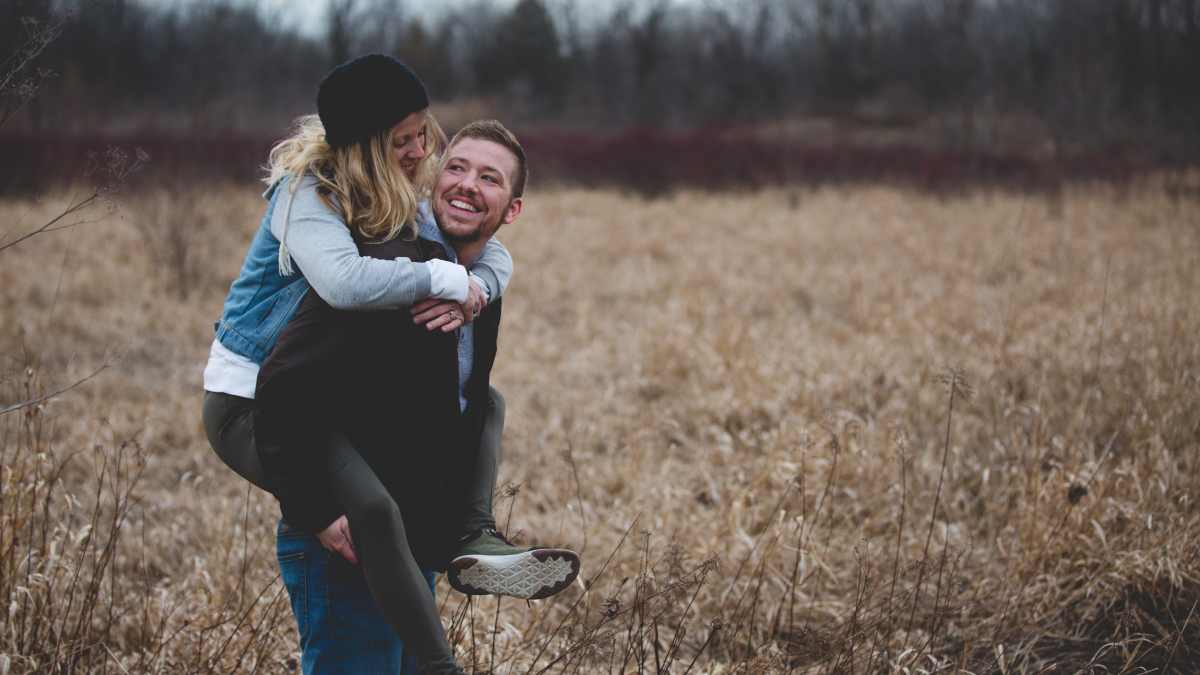 كيف تجعلين رجل القوس يقع في حبك؟
