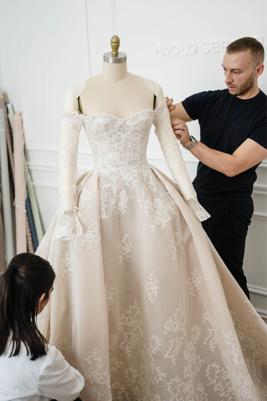 المصمم "بول فاسيليف" وتصاميم من دار ‏Paolo Sebastian‏ للأزياء الراقية ‏