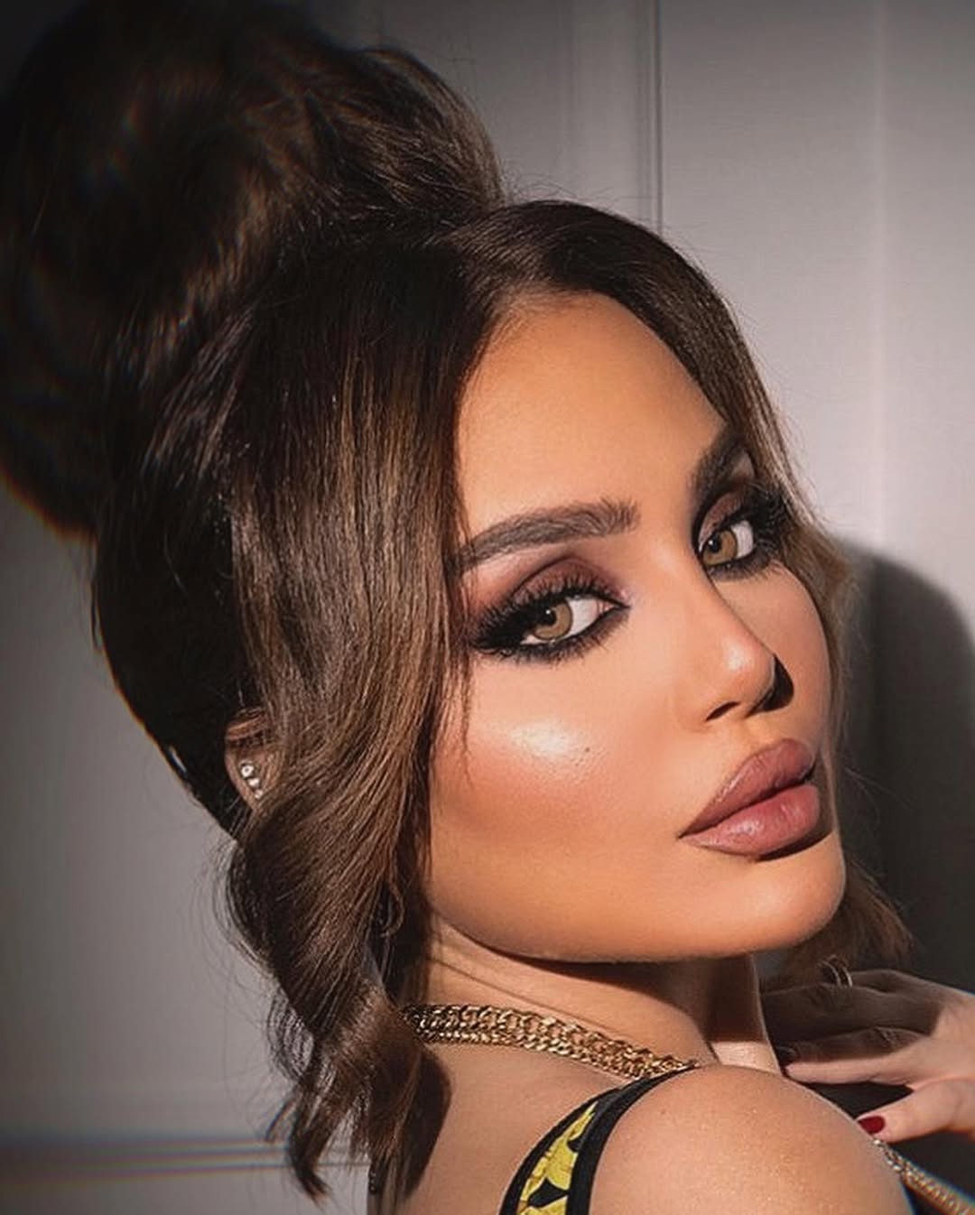خطوات تطبيق الشفاه الممتلئة بالنيود اللامع