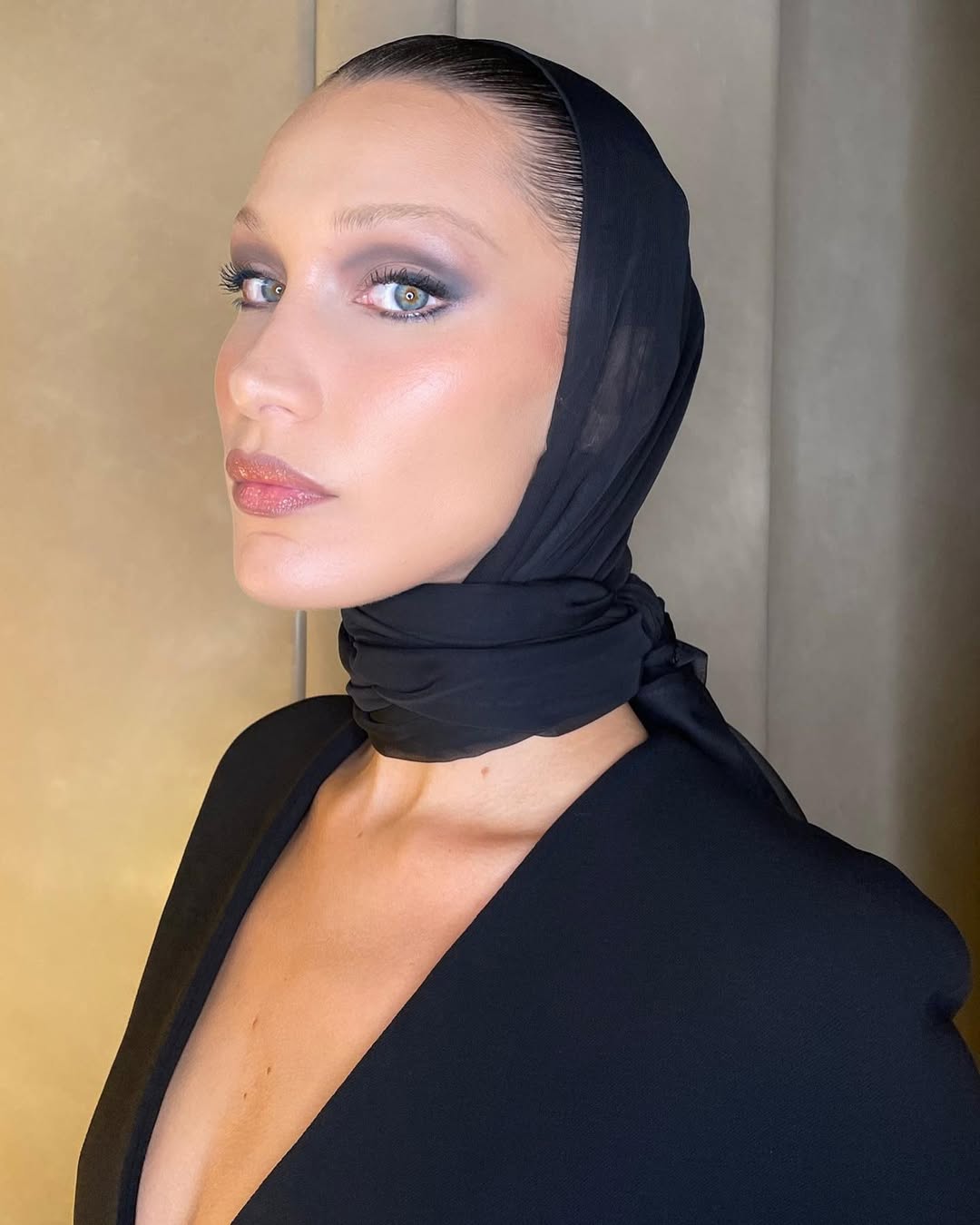 بيلا حديد تعيد إحياء إطلالة فيروز