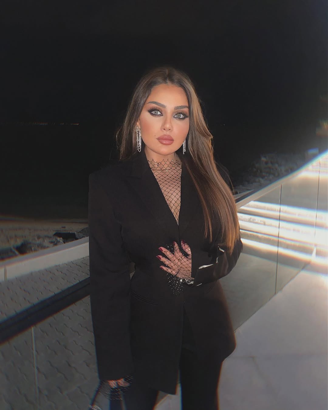 اطلالة بالبدلة السوداء الرسمية