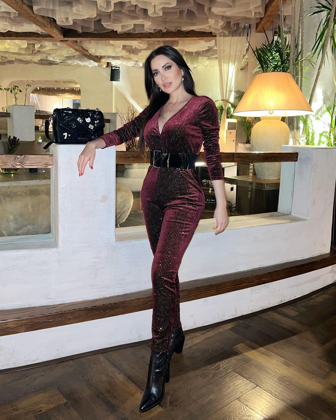 نسرين طافش بجمبسوت ضيق باللون البرغندي