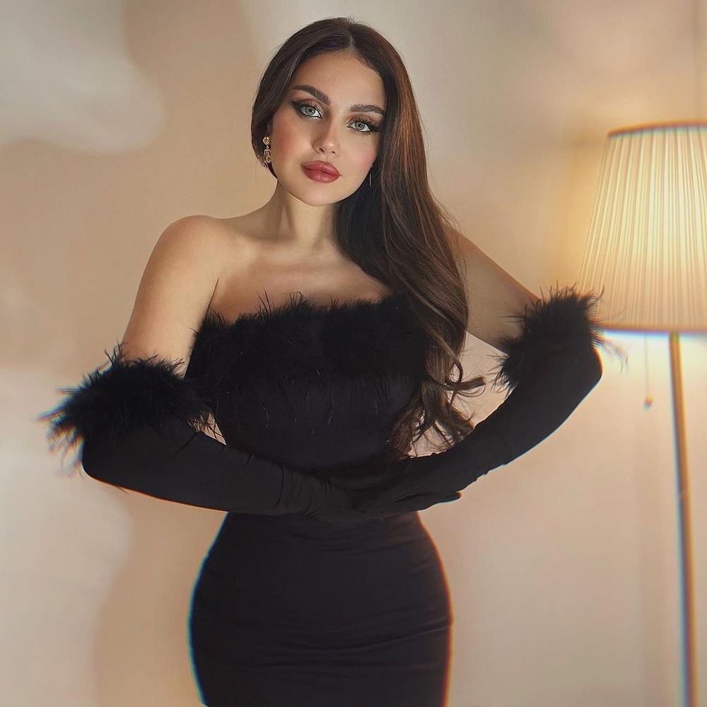إطلالة زينب فياض بفستان مجسم مع الفرو