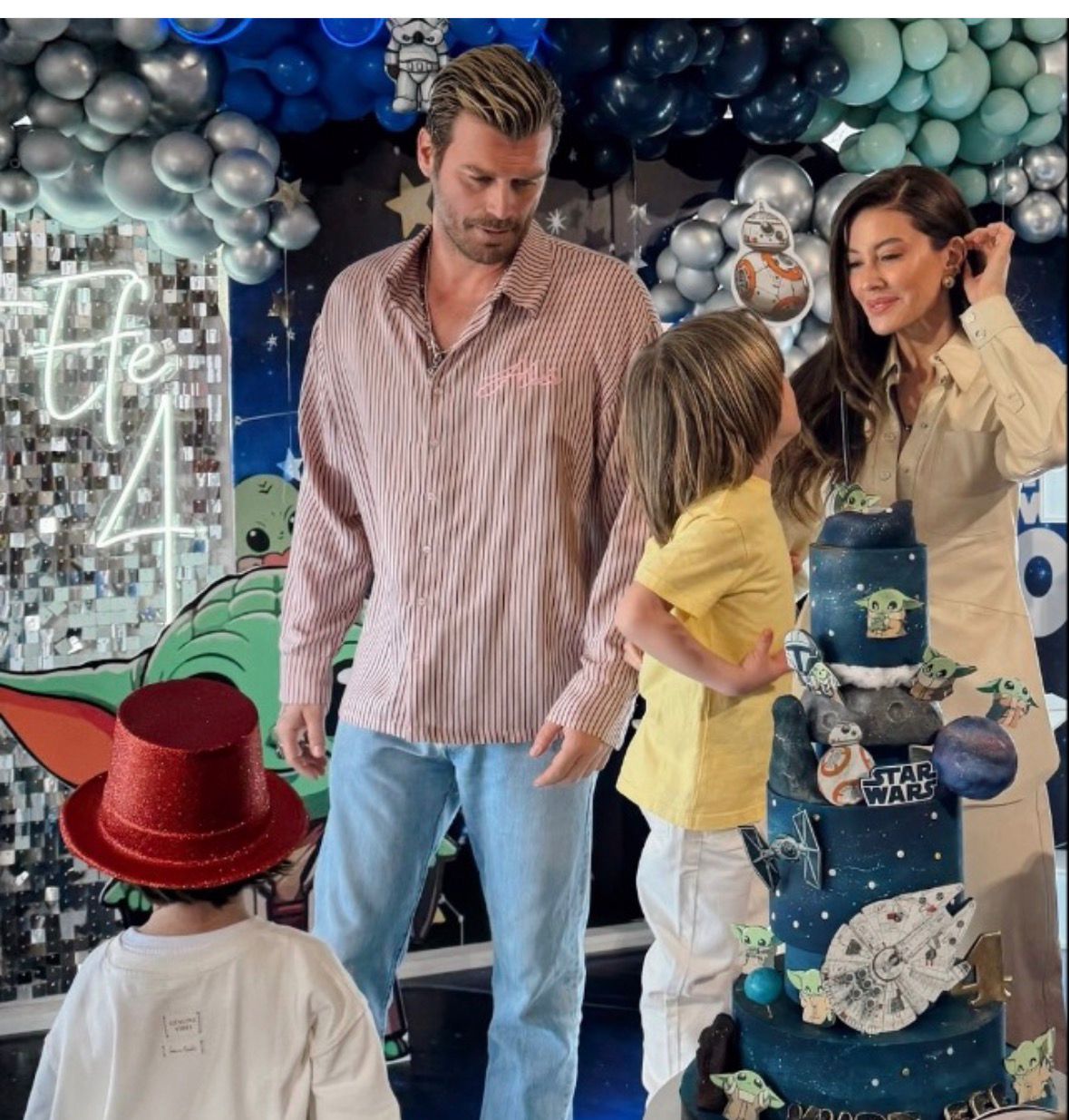  كيفانش تاتليتوغ وزوجته مع ابنهما كورت إيفي