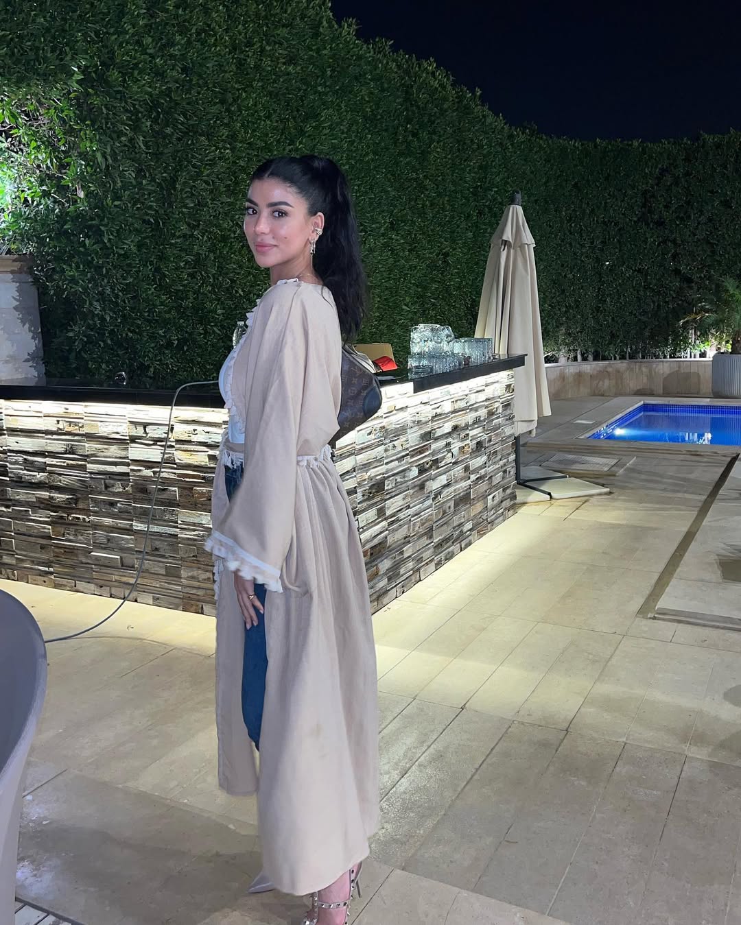 إطلالة كاجوال لكارولين عزمي بسروال الجينز