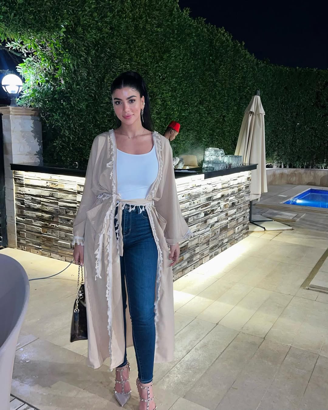 إطلالة كاجوال لكارولين عزمي بسروال الجينز