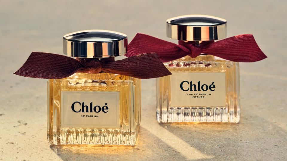 يقول العطار رومان ألميراك في هذا عطر ، أردتُ أن أمزج إرث والدي برؤيتي الخاصة، معززًا الوردة الأيقونية للدار بلمسة من الحسية الجذابة من خلال نفحات زهر البرتقال والفانياليا