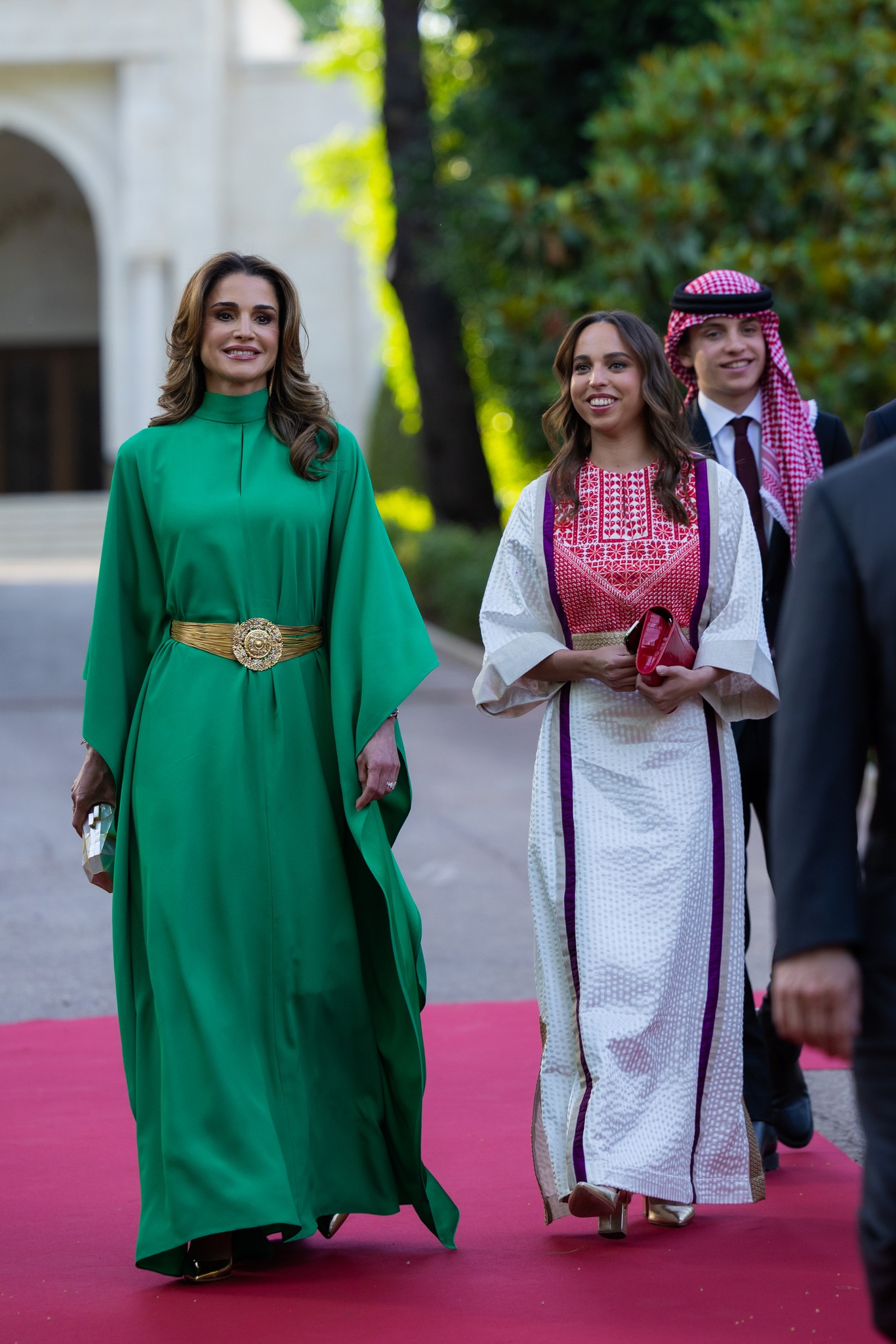 تسريحة الشعر الويفي تجمع بين الملكة رانيا والأميرة سلمى