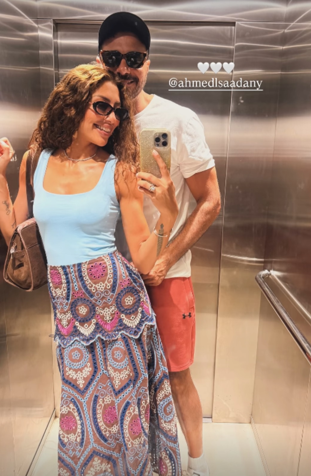 أول ظهور بعد الزواج من داخل المصعد
