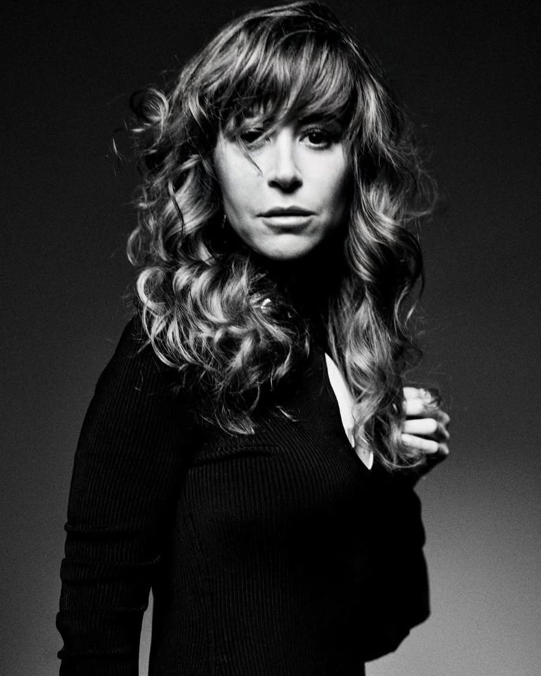 إطلالة منة شبلي بتسريحة ويفي كلاسيكية