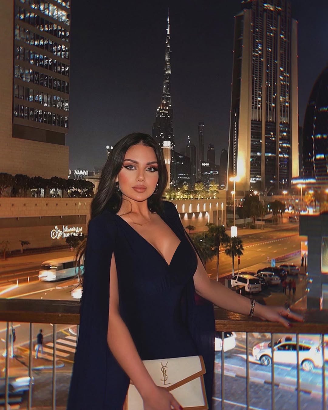إطلالة زينب فياض بفستان مع كاب أسود