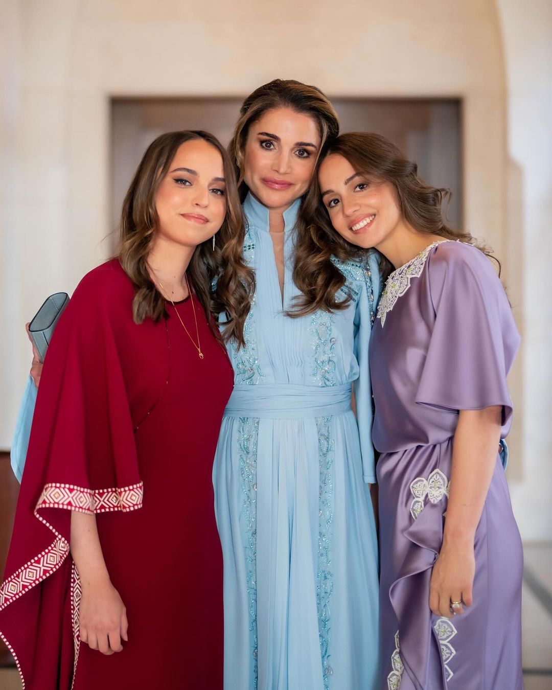 الأميرة سلمى بمكياج شفاه نيود مشابه لمكياج والدتها الملكة رانيا وتبدو ايضا الأميرة ايمان بنفس المكياج