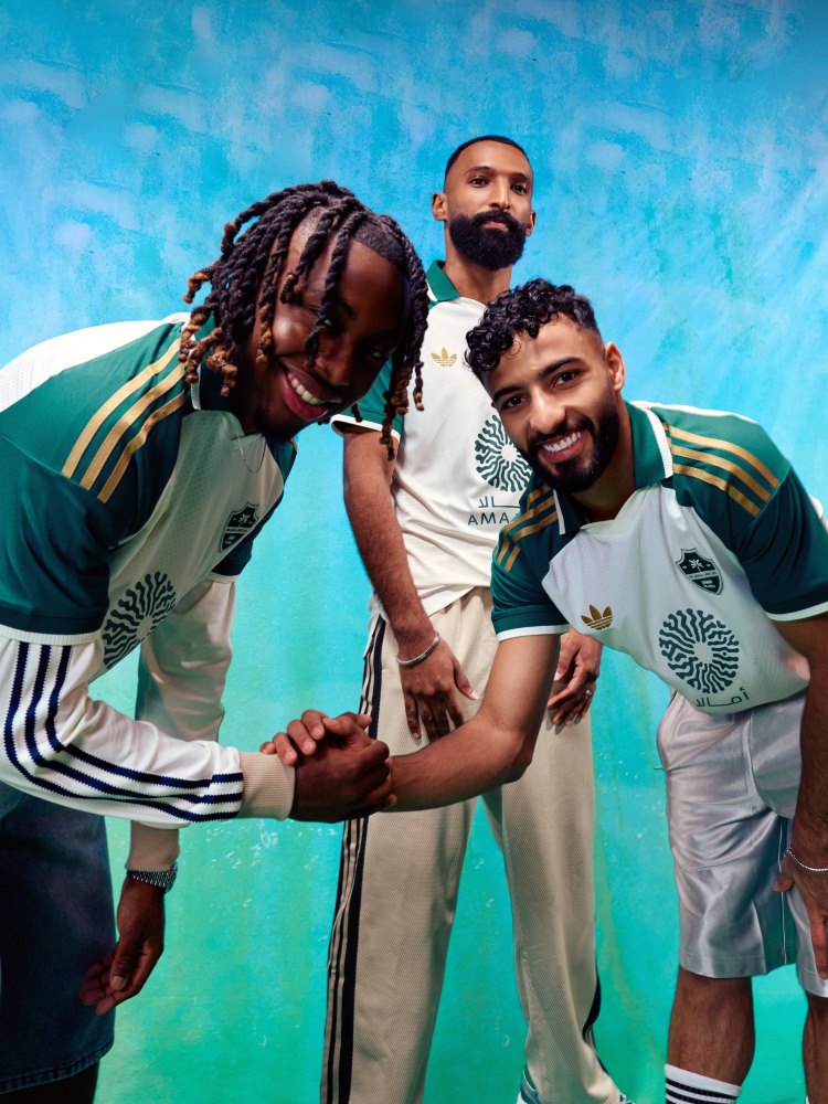 أديداس ونادي الأهلي السعودي يطلقان الطقمان الأساسي والاحتياطي لموسم 2026/2027
