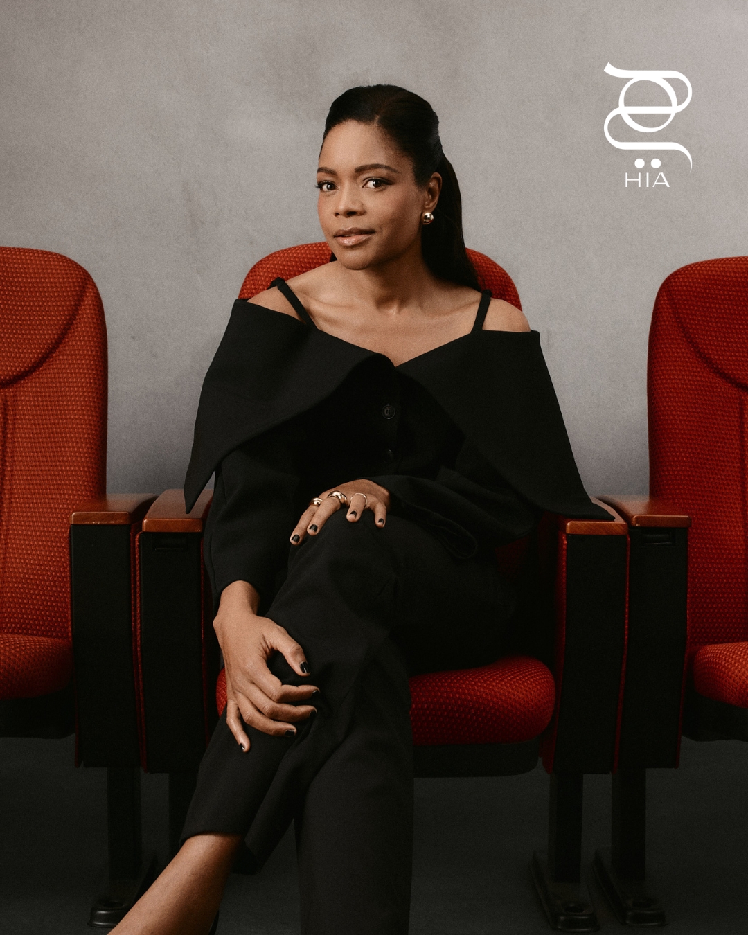 الممثلة البريطانية ناعومي هاريس بعدسة "هي"