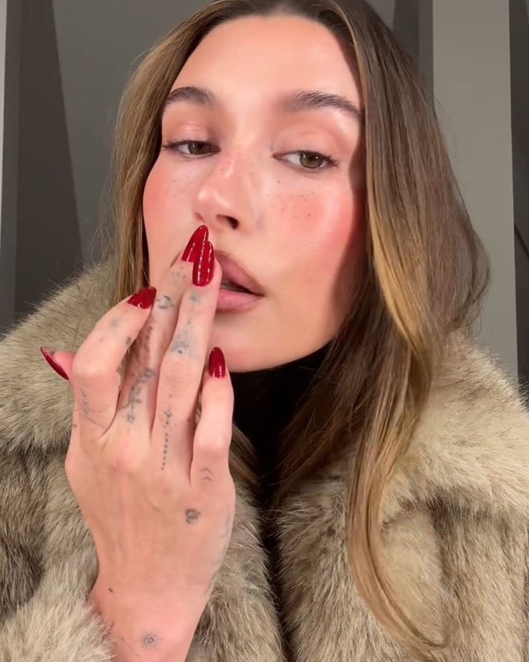 أظافر حمراء وفاتحة