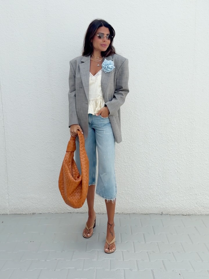 إطلالة العنود بدر بالشورت الجينز لإطلالة نهارية عملية