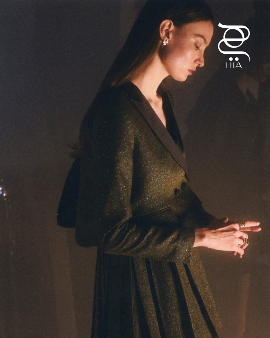 أقراط وخواتم ‏ سترة وتنورة بتصميم الطيات ‏ باللون الأخضر الزيتوني ‏ جميعها من دار "ديور" ‏Dior