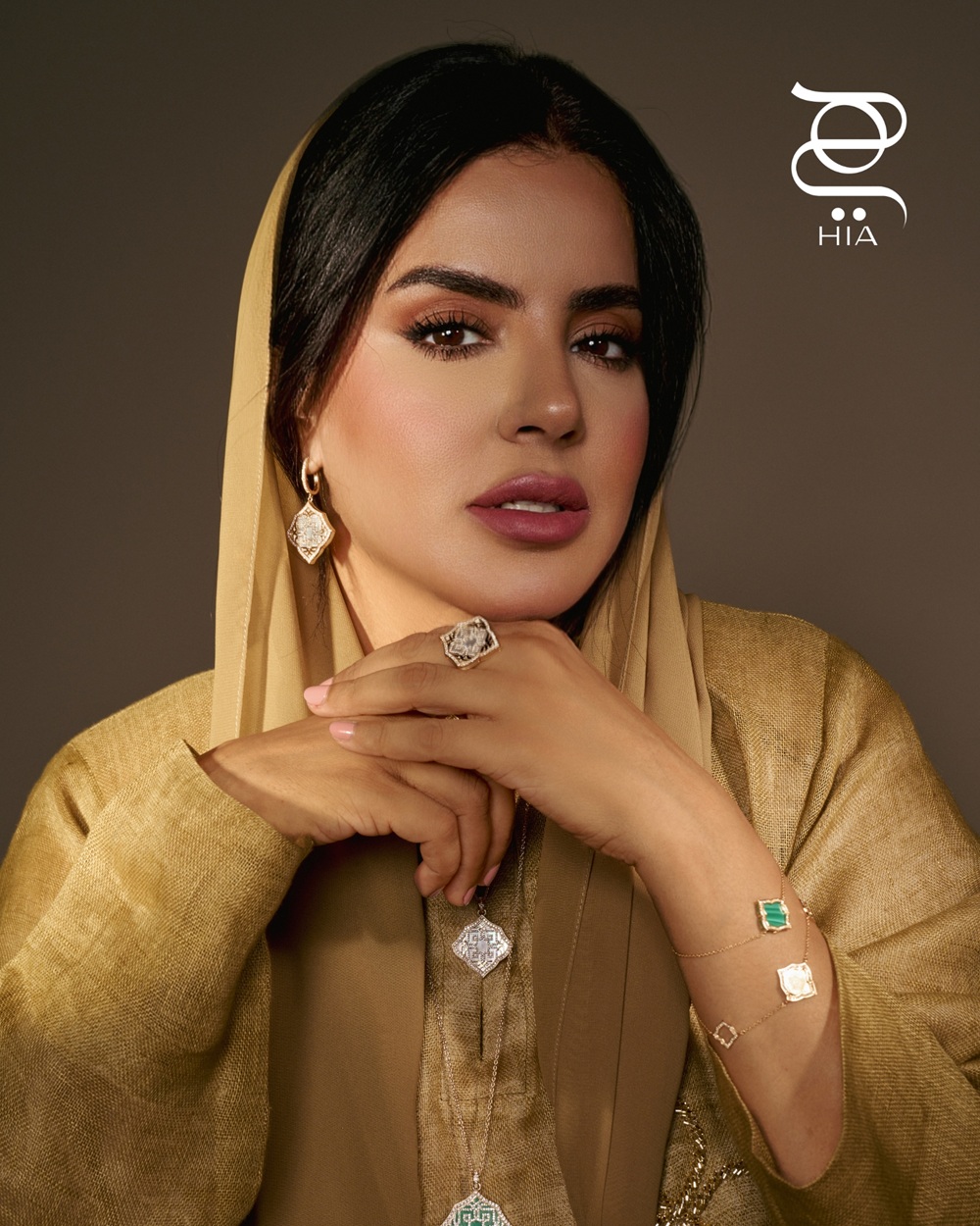 الفنانة نورة بن سعيدان بمجوهرات من فصل "شبكة" Shabaka ضمن مجموعة "نقوش" Nuqoosh، قلادتان، وأقراط أذن، وخاتم من الذهب والألماس والمالاكيت. من فصل "أثر" Athar ضمن مجموعة "نقوش" Nuqoosh، أساور من الذهب، والألماس، والمالاكيت. كل المجوهرات من "داماس"Damas . الإطلالة من BAHIAH