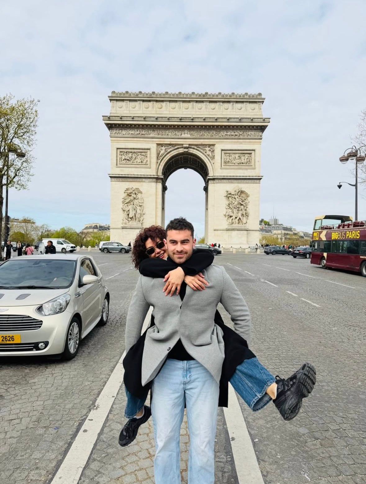 كاريس بشار مع ابنها مجد في باريس