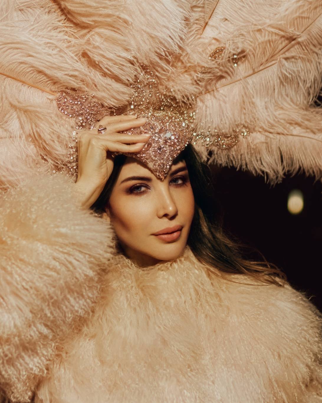 نانسي عجرم بصيحة أكسسوارات الريش في كليبها الجديد "ورانا ايه"