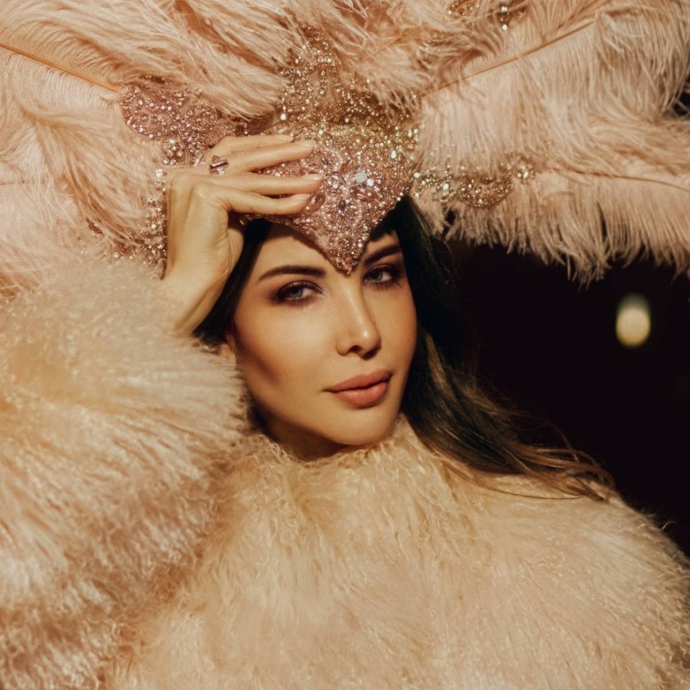 إطلالة نانسي عجرم بالمكياج البرونزي في كليبها "ورانا ايه"