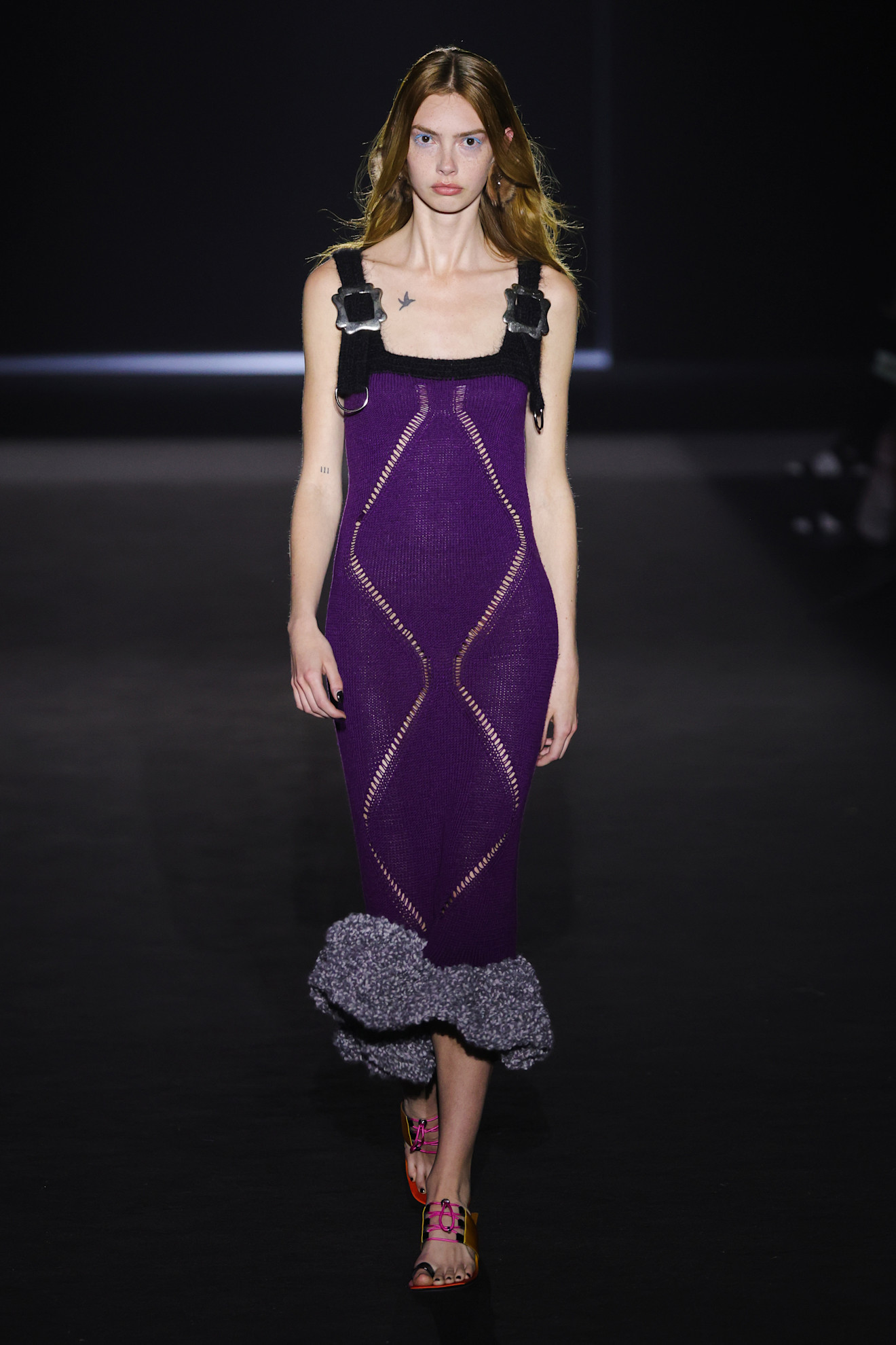 فساتين بنفسجية داكنة مع الفراغات