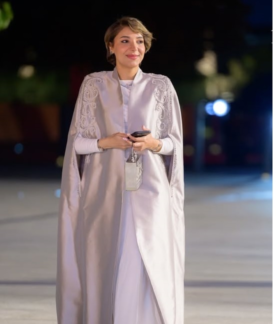 مريم حسين ثوبا محتشما باللون الزهري الشاحب