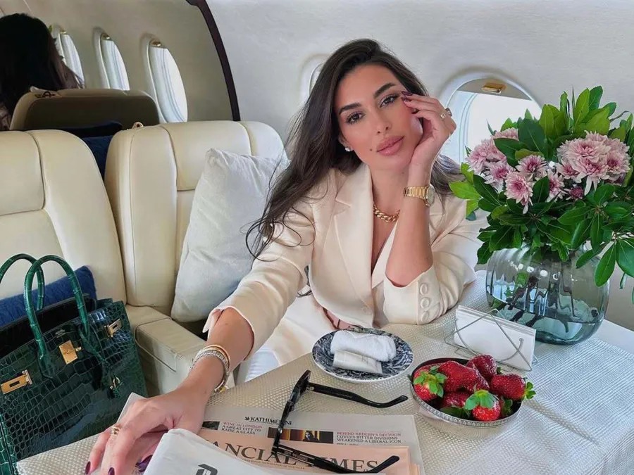 ياسمين صبري بإطلالة ناعمة وأسرار العناية بالبشرة في الأجواء