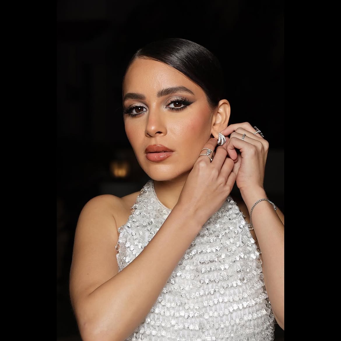 المكياج السموكي الدفء مع الآيلاينر المجنح لتحديد العينين