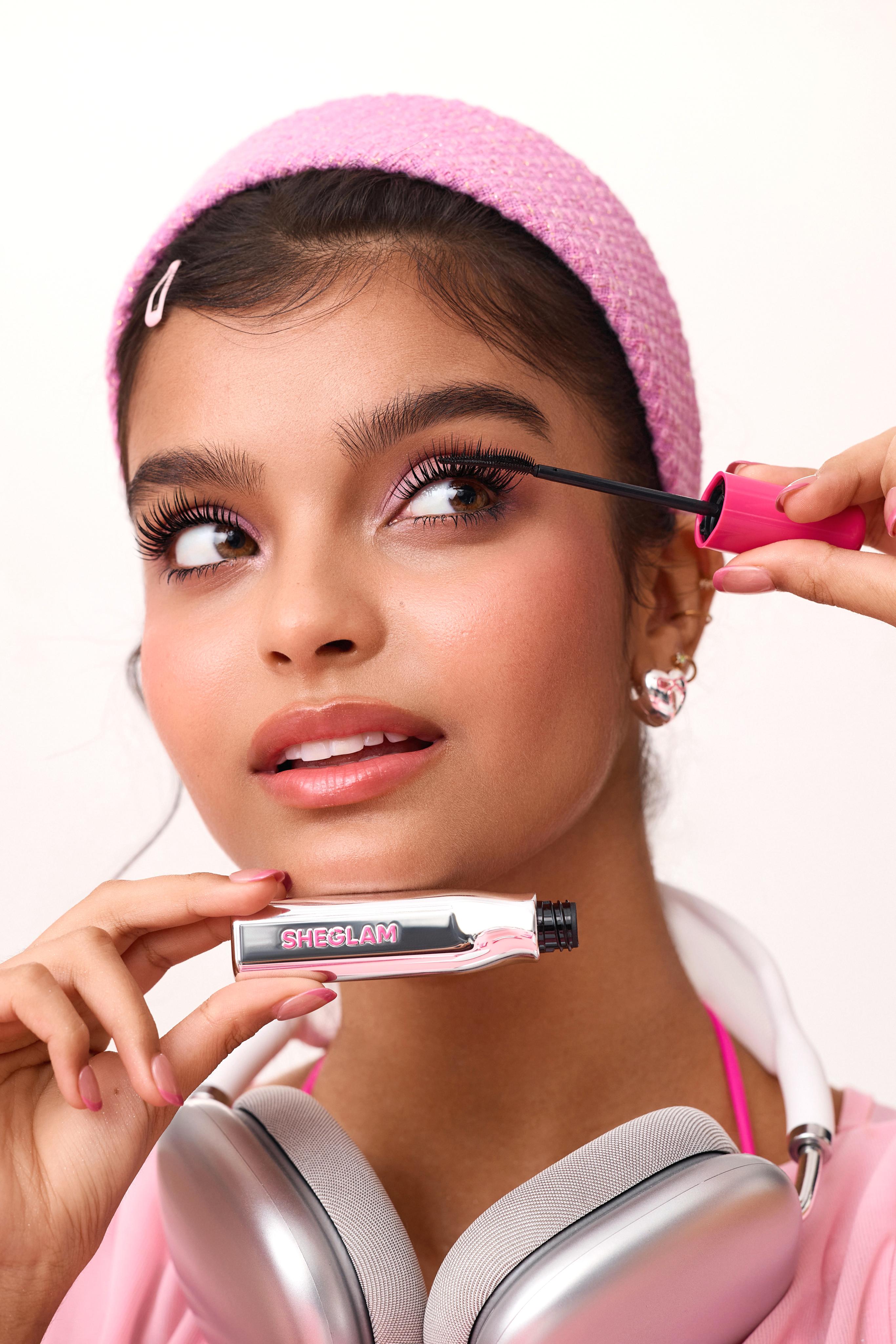 تمامًا كقلم التحديد الملوّن في حقيبة المدرسة، يلفت تصميم ماسكارا Lashlighter Up & Out الكهربائي الانتباه من النظرة الأولى – ورموشك كذلك بعد أول تمريرة.