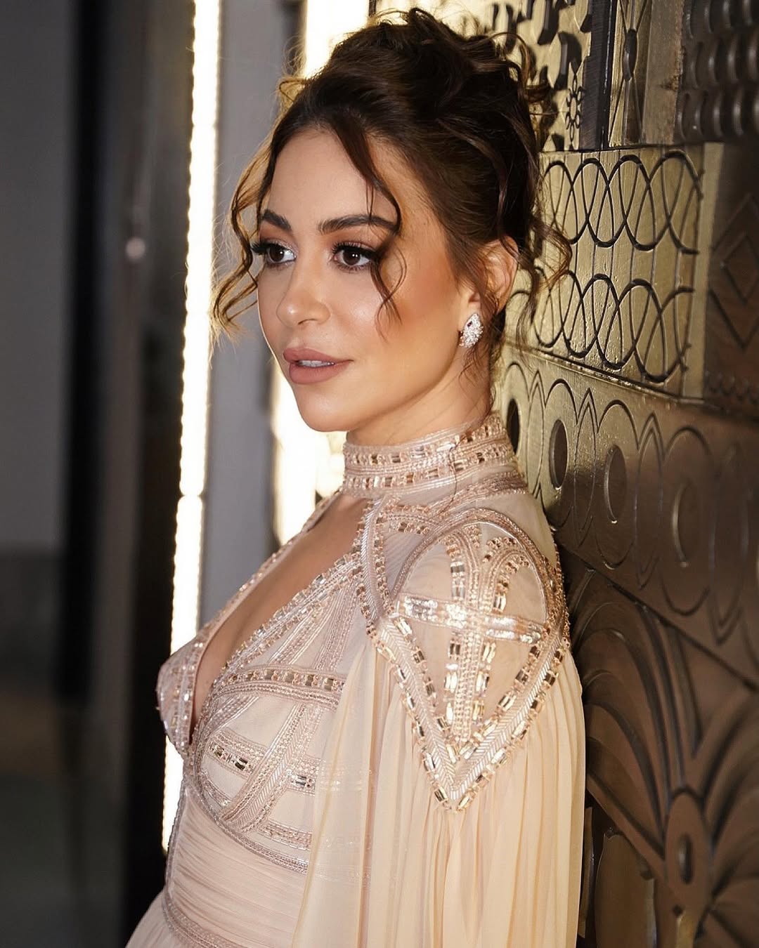 إطلالة منة شلبي بتسريحة الشعر المرفوع بأسلوب ملكي