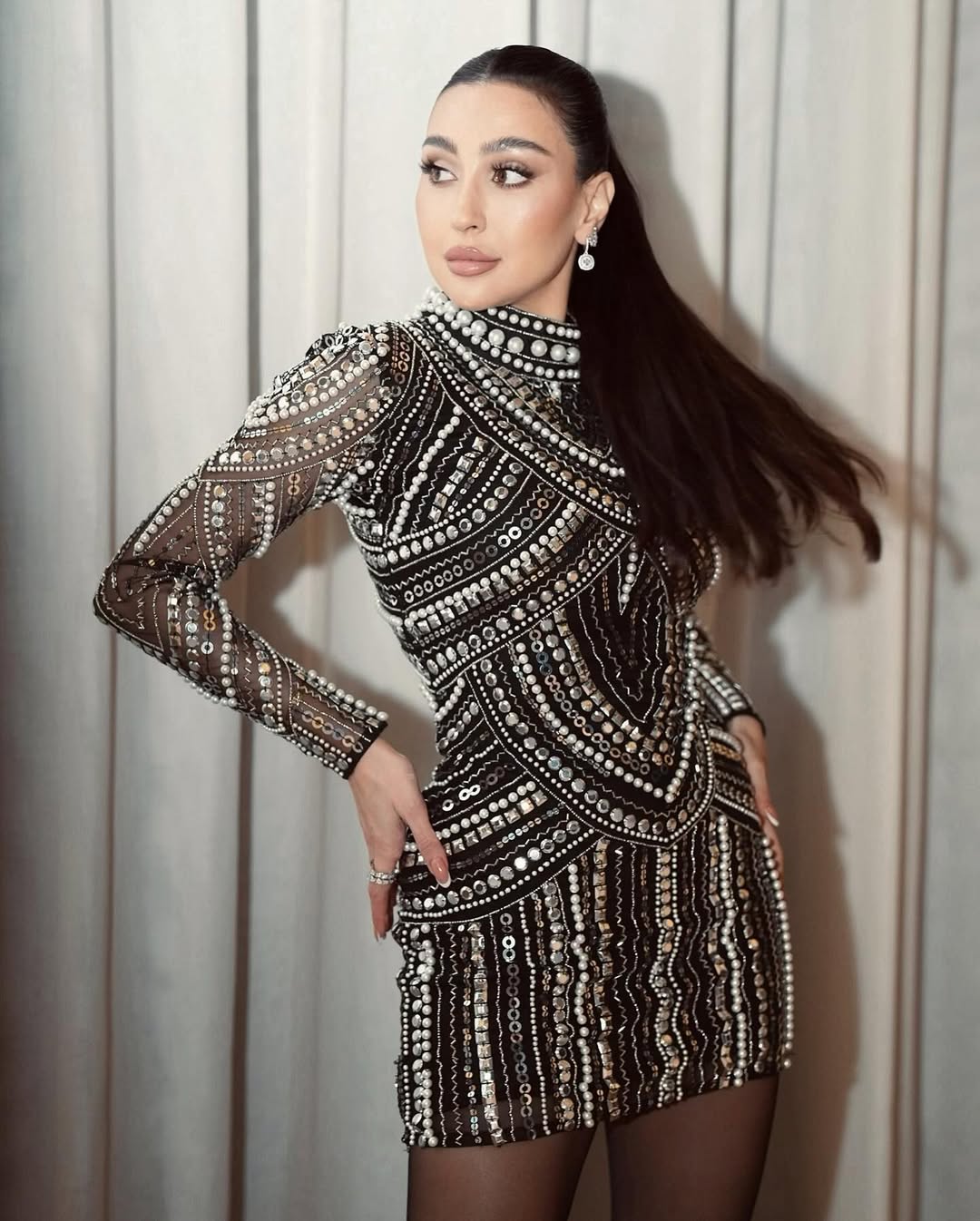 جيسي عبدو بفستان أسود مطرز