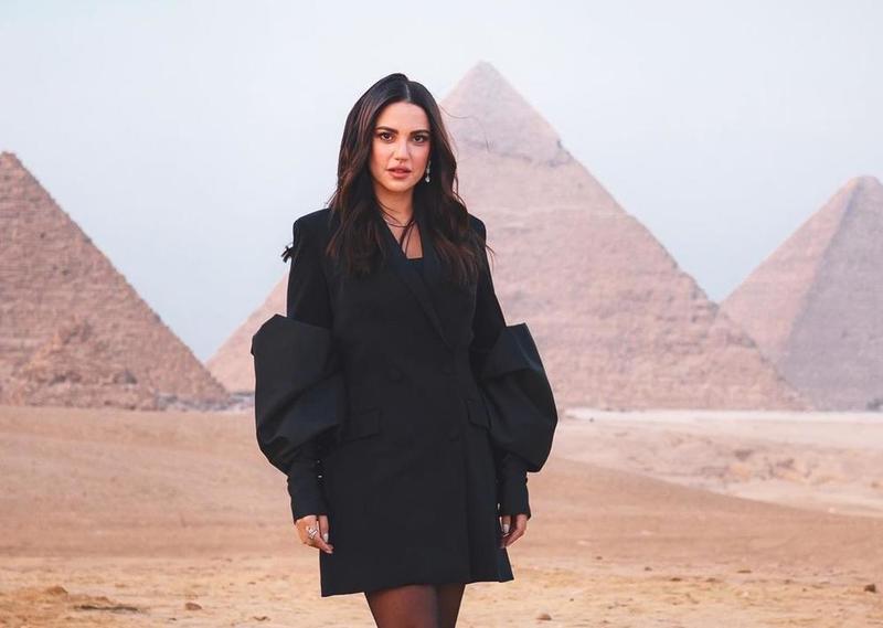 إطلالة درة أمام الأهرامات