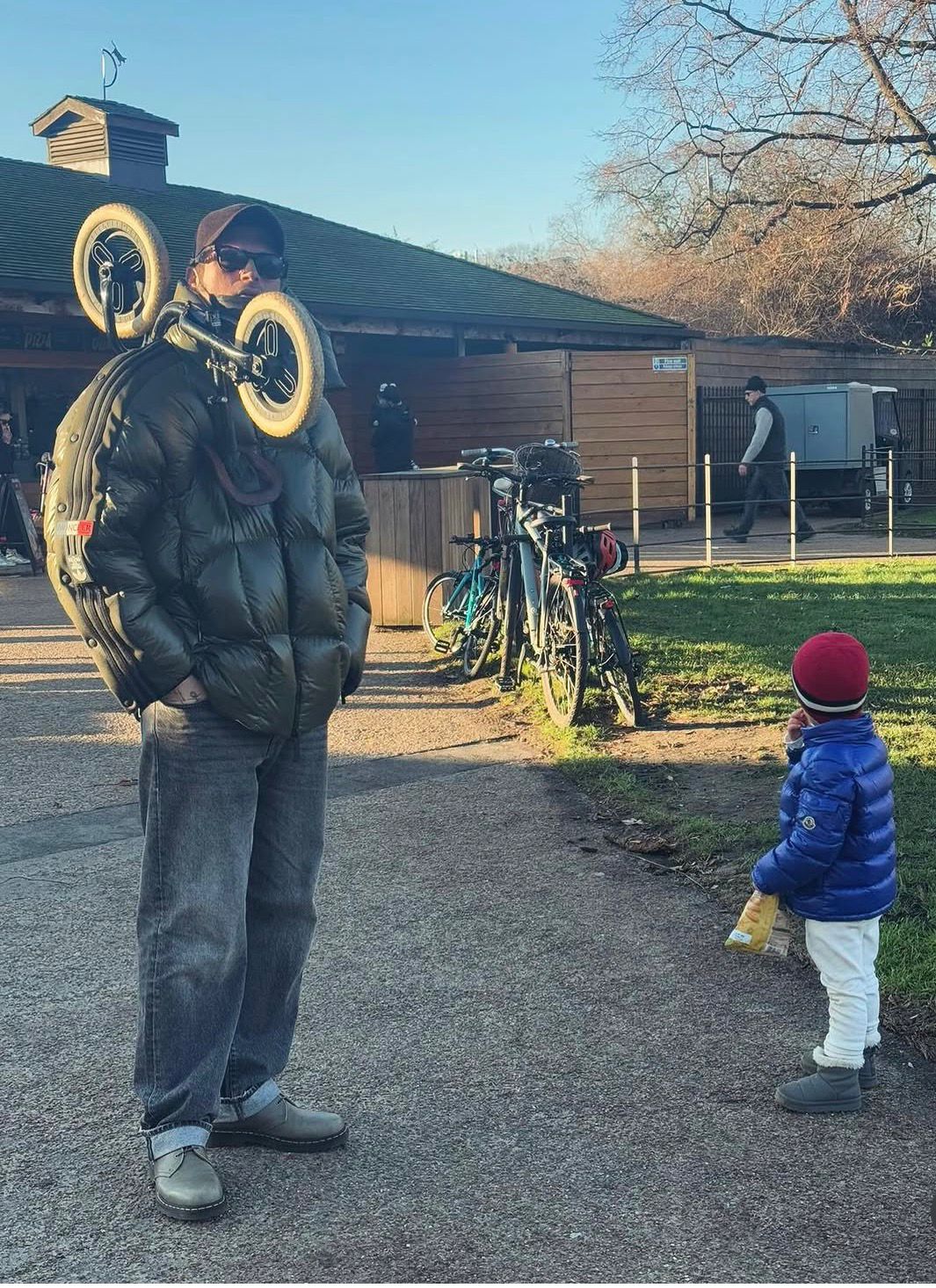  كيفانش تاتليتوغ مع ابنه كورت إيفي