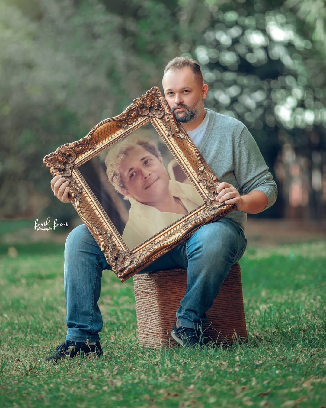 محمد محمود عبد العزيز مع صورة والده