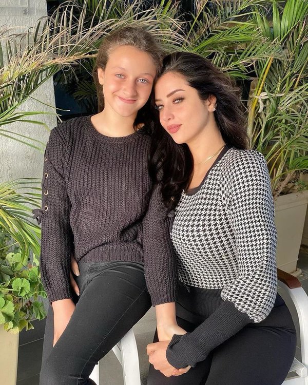 "كبرت بسرعة وتخرجت"... رضوى الشربيني تحتفل بأول شهادة مدرسية لابنتها الكبرى